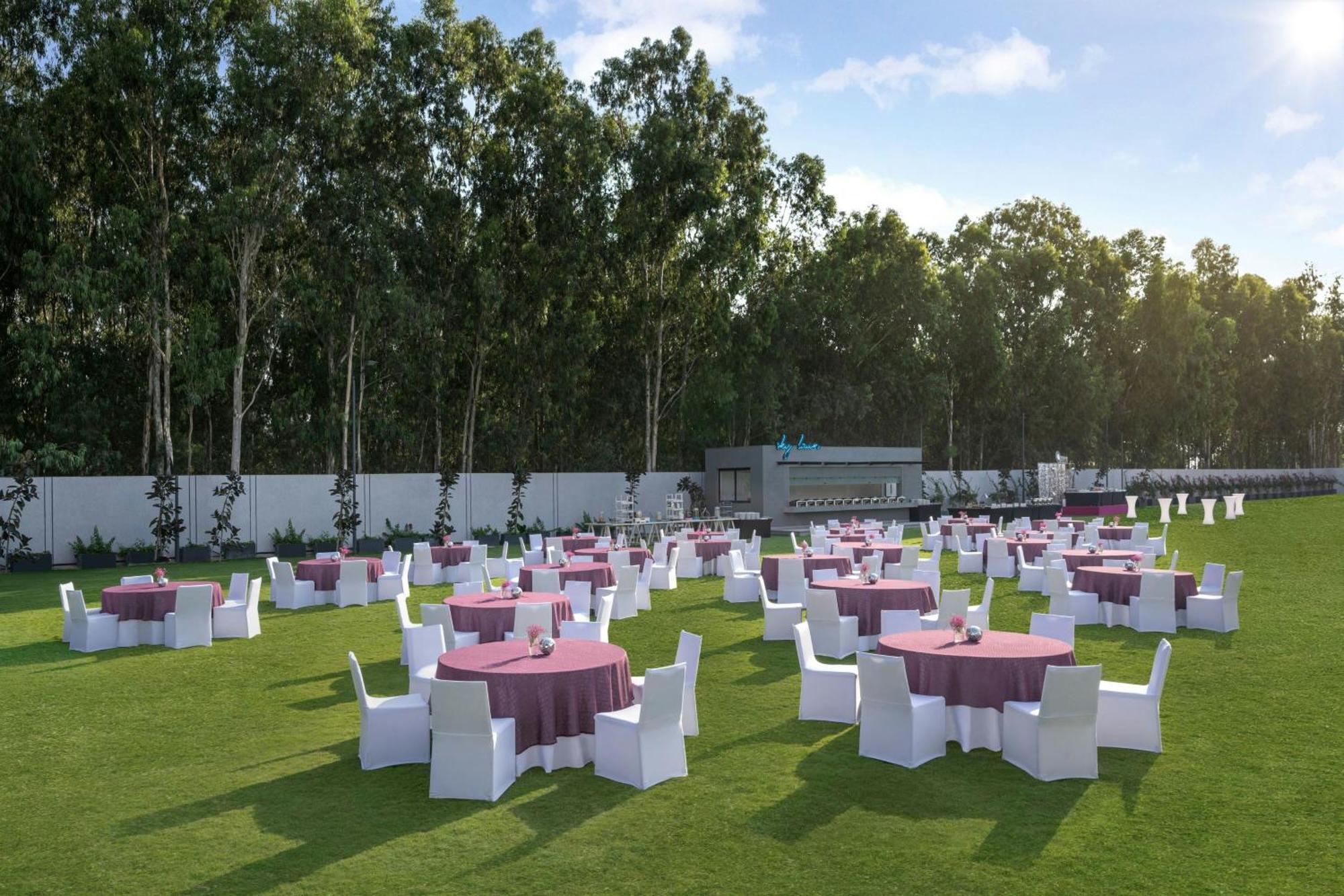 Moxy Bengaluru Airport Prestige Tech Cloud Hotel Devanahalli Екстериор снимка